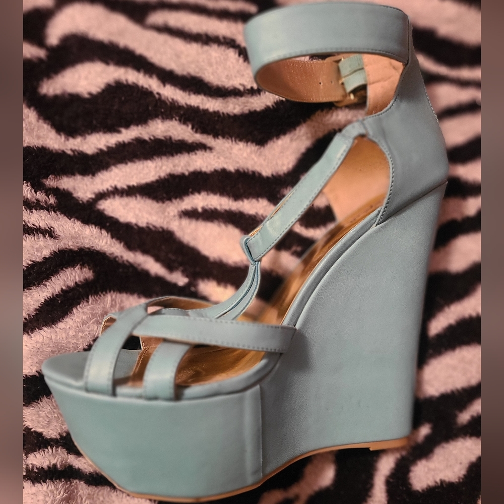Heels - Picture 2 of 3